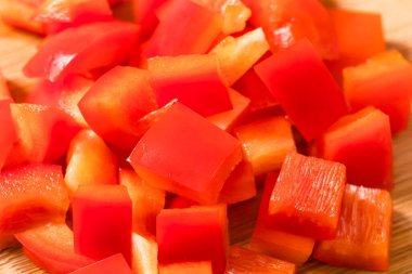 Kırmızılı Kırmızı Çan Biberleri Kesme tahtasında