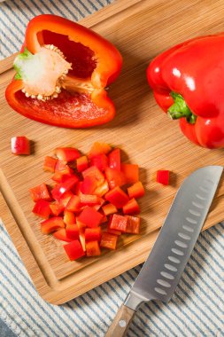 Kırmızılı Kırmızı Çan Biberleri Kesme tahtasında