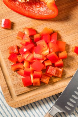 Kırmızılı Kırmızı Çan Biberleri Kesme tahtasında