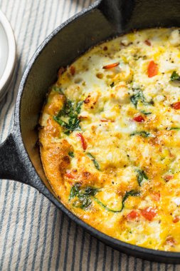 Biberlerle Kahvaltı İçin Sağlıklı Ev Yapımı Feta ve Ispanaklı Fritatta Tavası
