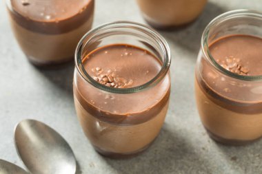 Tatlı Kakaolu Mousse Puding Parfe Cam bir kabın içinde
