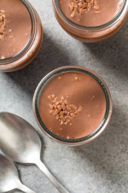 Tatlı Kakaolu Mousse Puding Parfe Cam bir kabın içinde