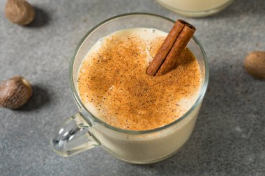 Nutmeg 'li Sıcak Noel Yumurtalı Punch' ı