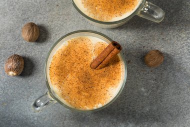 Nutmeg 'li Sıcak Noel Yumurtalı Punch' ı