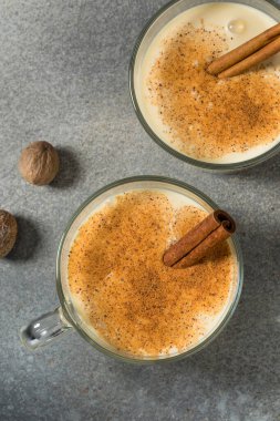 Nutmeg 'li Sıcak Noel Yumurtalı Punch' ı