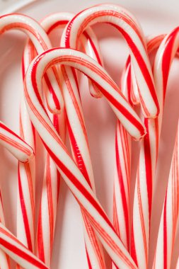 Tatlı Organik Kırmızı ve Beyaz Noel Naneli Şekerler Yemeye Hazır