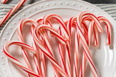 Tatlı Organik Kırmızı ve Beyaz Noel Naneli Şekerler Yemeye Hazır