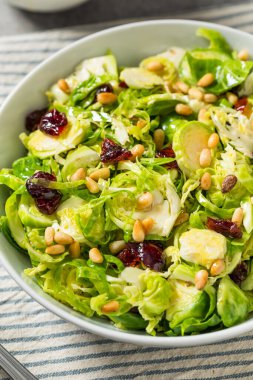 PIne fındık ve yabanmersinli Sağlıklı Sonbahar Tıraş Salatası