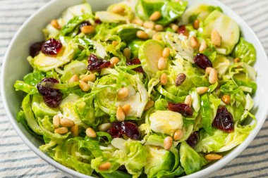 PIne fındık ve yabanmersinli Sağlıklı Sonbahar Tıraş Salatası