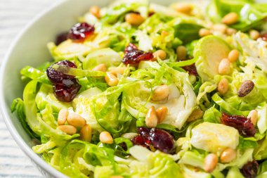 PIne fındık ve yabanmersinli Sağlıklı Sonbahar Tıraş Salatası