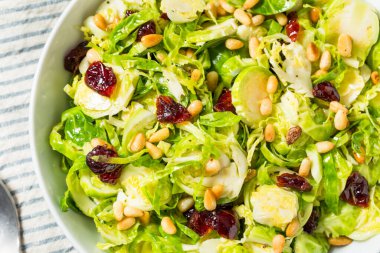 PIne fındık ve yabanmersinli Sağlıklı Sonbahar Tıraş Salatası