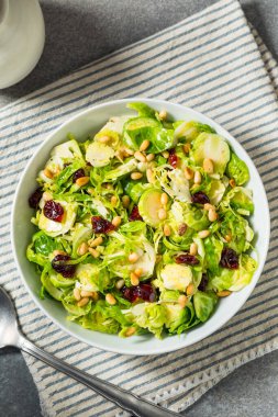 PIne fındık ve yabanmersinli Sağlıklı Sonbahar Tıraş Salatası