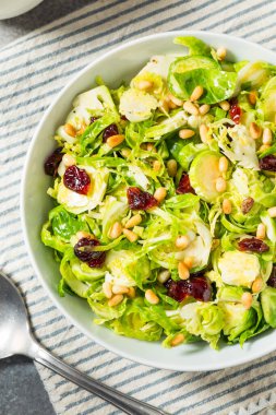 PIne fındık ve yabanmersinli Sağlıklı Sonbahar Tıraş Salatası