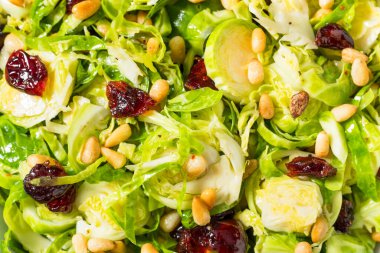 PIne fındık ve yabanmersinli Sağlıklı Sonbahar Tıraş Salatası