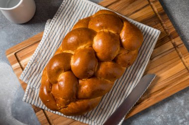 Ev yapımı Challah Ekmeği Dilimlere Kesildi