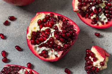 Tatlı Organik Çiğ Kırmızı Nar Yemeye Hazır