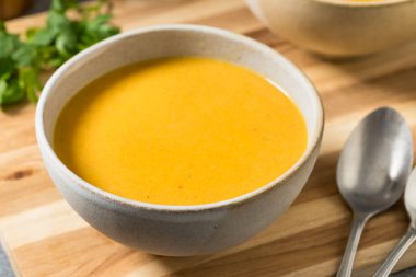 Tatiller için Ev Yapımı Tereyağlı Kabak Çorbası