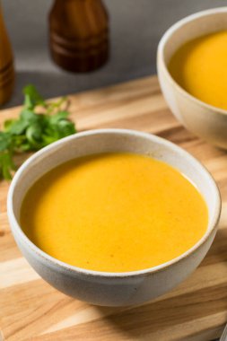 Tatiller için Ev Yapımı Tereyağlı Kabak Çorbası