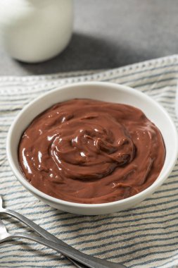 Ev yapımı çikolatalı puding, yemek kasesinde krema.