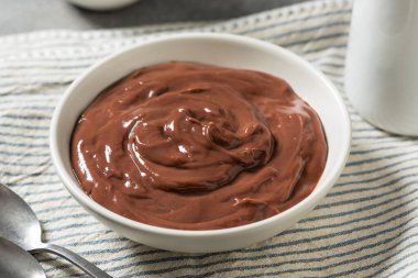 Ev yapımı çikolatalı puding, yemek kasesinde krema.