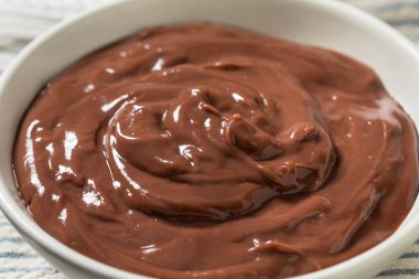 Ev yapımı çikolatalı puding, yemek kasesinde krema.