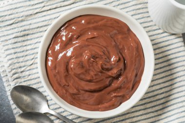 Ev yapımı çikolatalı puding, yemek kasesinde krema.