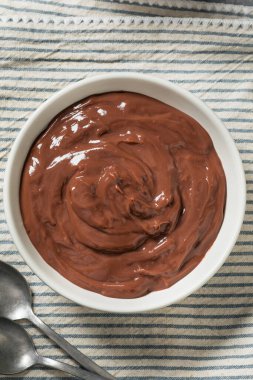 Ev yapımı çikolatalı puding, yemek kasesinde krema.