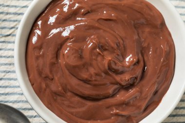 Ev yapımı çikolatalı puding, yemek kasesinde krema.