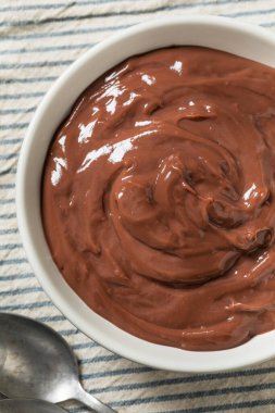 Ev yapımı çikolatalı puding, yemek kasesinde krema.