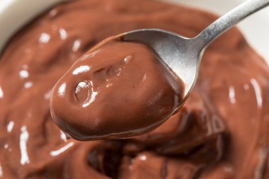 Ev yapımı çikolatalı puding, yemek kasesinde krema.