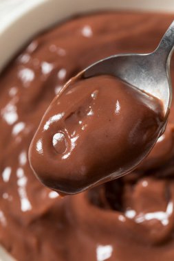 Ev yapımı çikolatalı puding, yemek kasesinde krema.