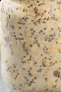 Muz Chia ve Fıstık Ezmeli Yulaf Ezmesi