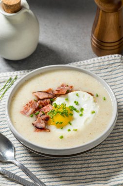Sağlıklı Tuzlu Kremalı Kahvaltı Farina Lapası Pastırma ve Yumurtalı