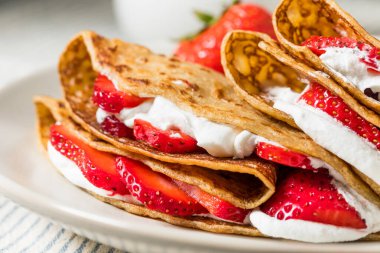 Kahvaltı için Ev Yapımı Çilek ve Kremalı Fransız Krepleri