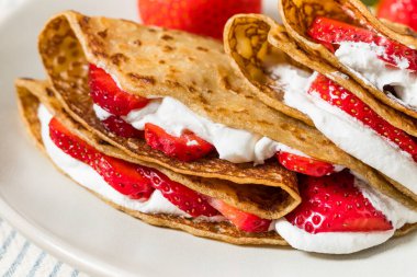 Kahvaltı için Ev Yapımı Çilek ve Kremalı Fransız Krepleri