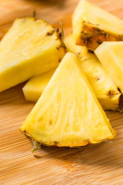 Kesme tahtasındaki organik dilimlenmiş Çiğ Ananas Düğümleri