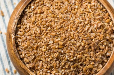 Kuru Organik Bulgar Buğdayı Tahta bir kasede