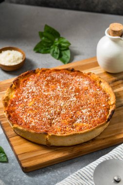 Ev yapımı Chicago usulü, soslu ve peynirli Deep Dish Pizza.