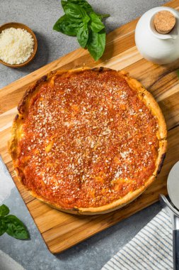 Ev yapımı Chicago usulü, soslu ve peynirli Deep Dish Pizza.