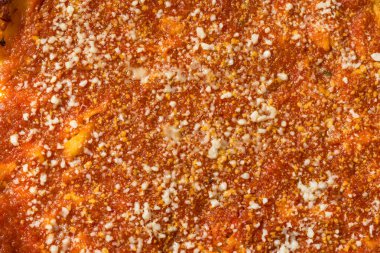 Ev yapımı Chicago usulü, soslu ve peynirli Deep Dish Pizza.