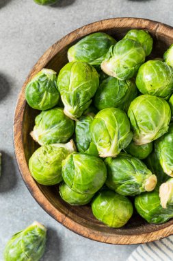 Bir kasede Yeşil Organik Çiğ Brüksel lahanası