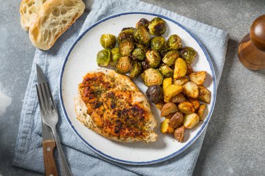 Akşam yemeği için sağlıklı kızarmış tavuk, patates ve Brüksel lahanası.