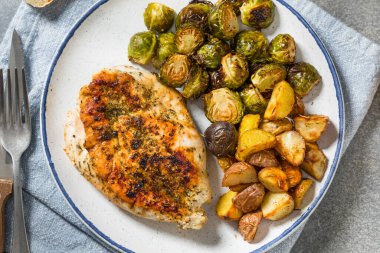 Akşam yemeği için sağlıklı kızarmış tavuk, patates ve Brüksel lahanası.