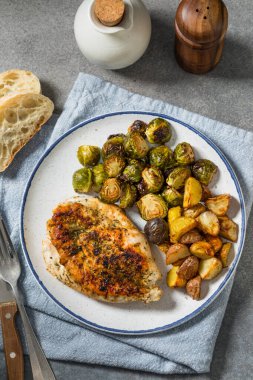 Akşam yemeği için sağlıklı kızarmış tavuk, patates ve Brüksel lahanası.