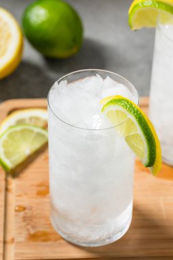 Buzlu soğuk limonlu soda. Buzlu.