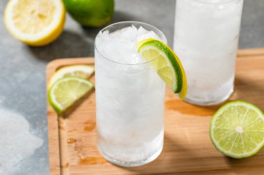 Buzlu soğuk limonlu soda. Buzlu.