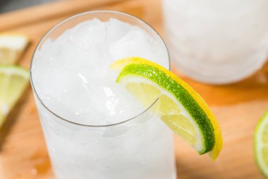 Buzlu soğuk limonlu soda. Buzlu.