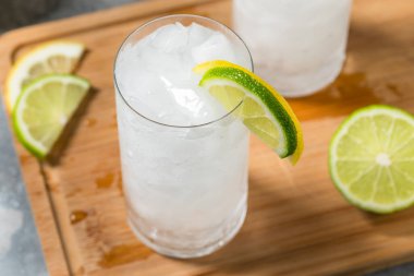 Buzlu soğuk limonlu soda. Buzlu.