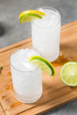 Buzlu soğuk limonlu soda. Buzlu.