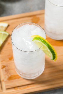 Buzlu soğuk limonlu soda. Buzlu.